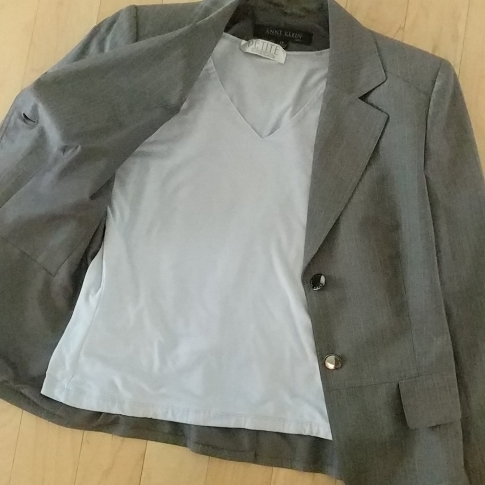 2/$15 Beautiful layering top